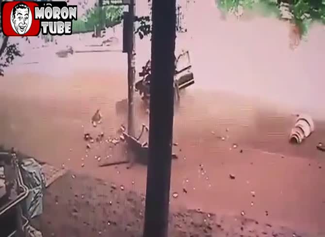 Video :A driver kills one pedestrian after colliding forcefully with two others